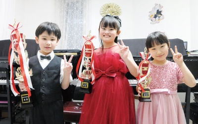写真：コンクールで入賞を果たした（左から）田野君、石川さん、𡈽方さん