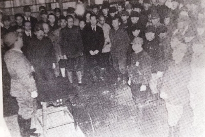 写真：第２次大戦末期に石炭運搬の現場を激励する土居通次室蘭市長（左）
