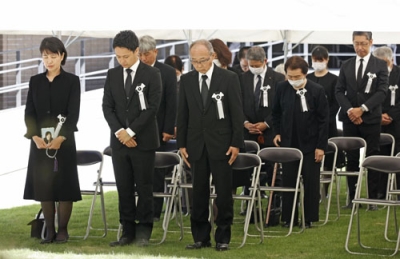 写真：熊本地震の追悼式で黙とうする遺族ら＝１４日午前、県庁