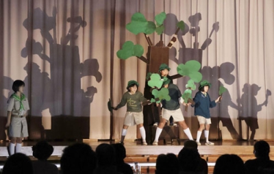 写真：昨年１０月、岩手県陸前高田市で「奇跡の一本松」を題材にした劇を披露する市立横田小６年（当時）の児童たち
