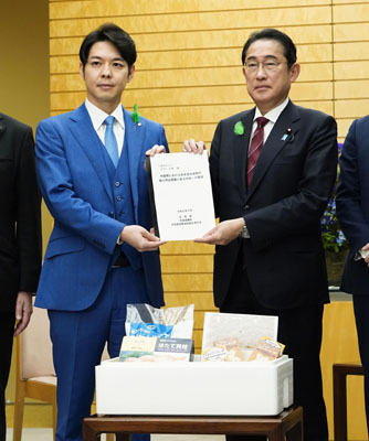 写真：鈴木直道知事（左）から要請書を受け取る岸田首相＝１５日午後、首相官邸