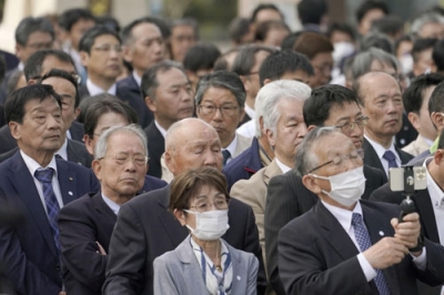 写真：衆院島根１区の補欠選挙が告示され、候補者の街頭演説に集まった人たち＝１６日午前、松江市
