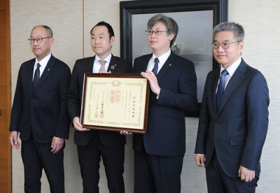 写真：紺綬褒章の伝達を受けた中川支店長（左から２人目）