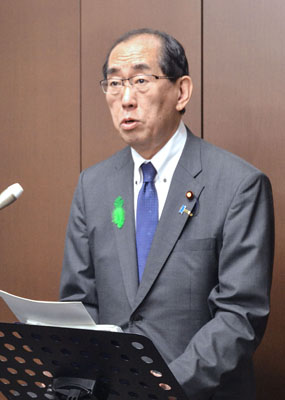 写真：閣議後に記者会見する松本総務相＝１６日午後、国会
