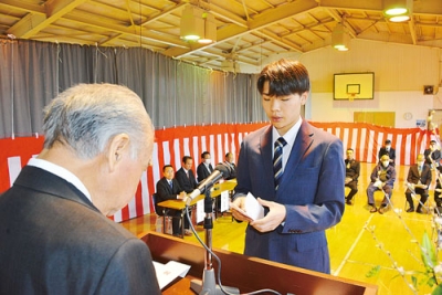 写真：入校生を代表して、尾形校長に誓いの言葉を述べる櫻木さん