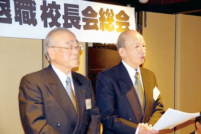 写真：新会長に選任された吉野さん（右）と前会長の大屋敷さん（提供写真）