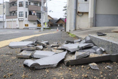 写真：地震で路上に散乱した屋根瓦＝１８日午前６時４１分、愛媛県宇和島市