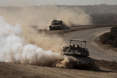 写真：イスラエル南部を走行する同国軍の戦車＝１７日（ゲッティ＝共同）