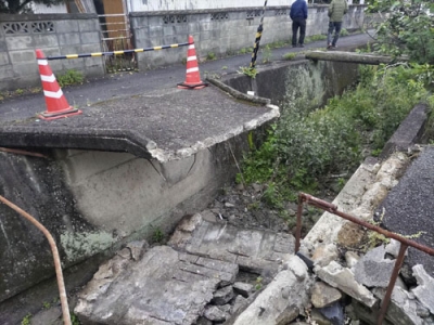 写真：高知県宿毛市の水路で落下した橋＝１８日午前６時ごろ（高知新聞社提供）