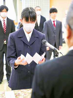 写真：入学生を代表し誓いの言葉を述べた横山陽菜子さん