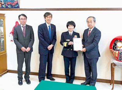 写真：近藤総監に要請書を手渡す中田会頭（右）と栗林会長（左から２人目）、山田専務理事（左）（提供写真）