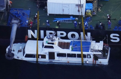 写真：２０２２年５月、海面上までつり上げられた観光船「ＫＡＺＵ　Ⅰ」＝斜里町沖