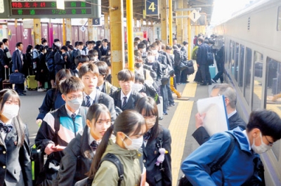 写真：岩手県に向かうため列車に乗り込む生徒たち＝２１日午前８時１７分、ＪＲ東室蘭駅