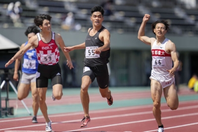 写真：出雲大会の男子３００メートルで優勝した西裕大（５５）＝島根県立浜山公園陸上競技場