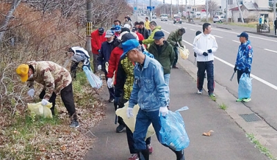 写真：幌別駐屯地周辺のごみを拾い集める参加者たち