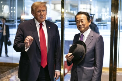写真：２３日、ニューヨークのトランプタワーでトランプ前米大統領（左）と対面した自民党の麻生太郎副総裁（ＡＰ＝共同）