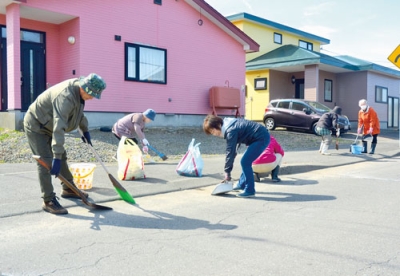 写真：清掃活動に取り組んだ登別東町２町会の住民