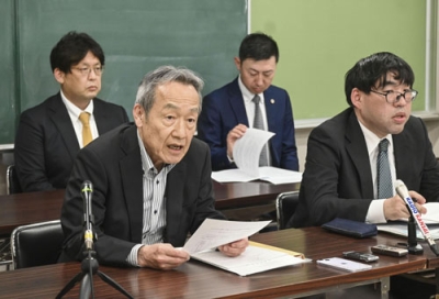 写真：米ＩＴ大手メタの日本法人を提訴後、記者会見する原告側の国府泰道弁護団長（手前左）ら＝２５日午後、神戸市