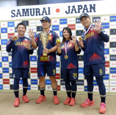 写真：Ｂ５のアジア杯で初優勝し、記者会見で写真に納まる（右２人目から）日本代表の六角、島主将ら＝４月１７日、東京都内