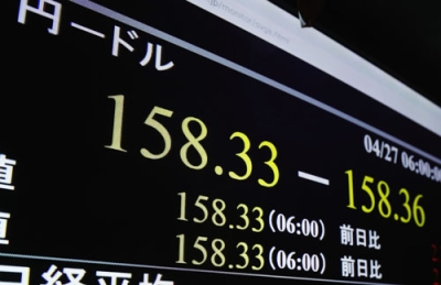 写真：一時１ドル＝１５８円台に大幅下落した円相場を示すモニター＝２７日午前、東京・東新橋