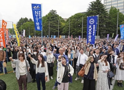 写真：第９５回メーデー中央大会に参加した労働組合員ら＝２７日午前、東京都渋谷区の代々木公園