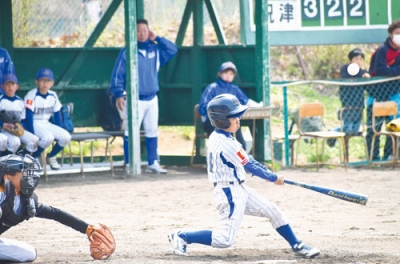 写真：好打を見せる室蘭祝津少年野球部の選手