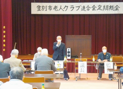 写真：開会であいさつする木村会長