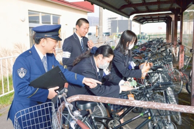 写真：無施錠の自転車などに札を付けて注意を呼びかけた防犯診断