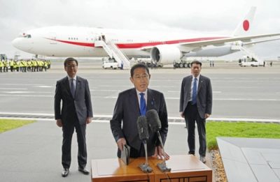 写真：フランスへの出発を前に、羽田空港で取材に応じる岸田首相＝１日午前