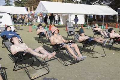 写真：鳥取県米子市で開催されたサウナフェスで外気浴を楽しむ人たち＝２０２３年１１月