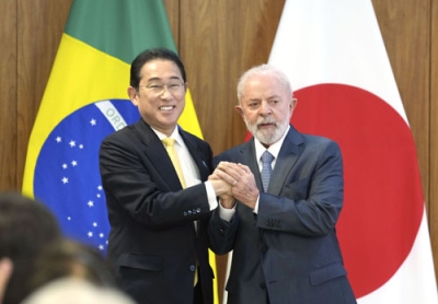 写真：共同記者発表を終え、ブラジルのルラ大統領（右）と握手する岸田首相＝３日、ブラジリア（共同）