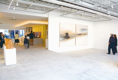 写真：オープンしたギャラリーで始まった国松さんの個展