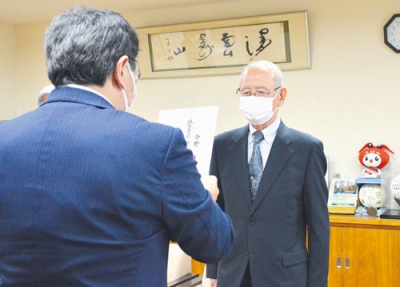 写真：小笠原市長から委嘱状を受け取る今野さん