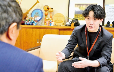 写真：小笠原市長とＳＮＳでの情報発信について意見を交わす長屋さん