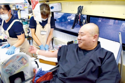 写真：笑顔で献血に協力する参加者