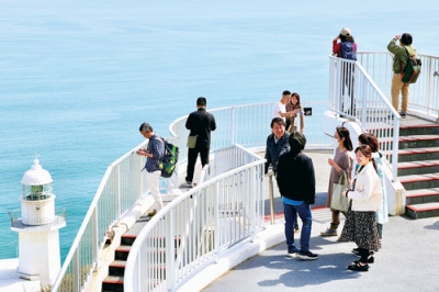 写真：地球岬の絶景を楽しむ観光客ら