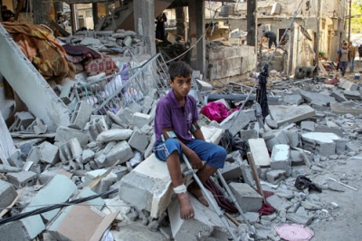 写真：パレスチナ自治区ガザ最南部ラファで破壊された家のがれきに座る人＝９日（ロイター＝共同）