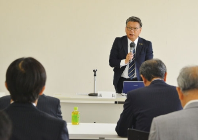写真：「安定した政治の上に、安定した生活や企業の営みができる」と推薦の経緯を説明する木村会長