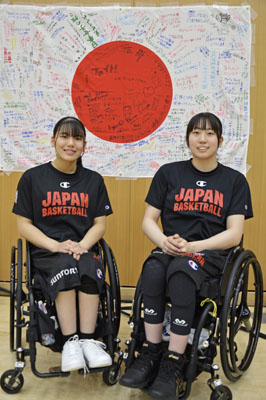 写真：パリ・パラリンピックに出場する車いすバスケットボール女子の小島瑠莉（左）と西村葵＝５月、東京都北区