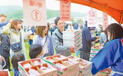 写真：特産の豊浦イチゴを買い求める来場者
