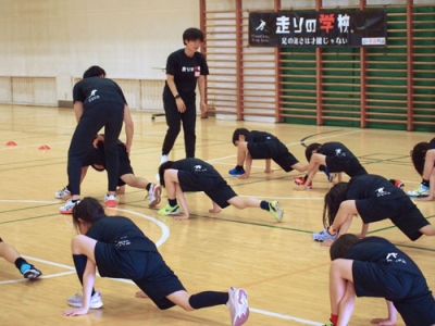 写真：和田賢一さんが設立した「走りの学校」に参加する子どもたち（走りの学校提供）