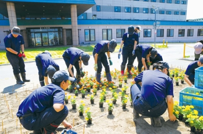写真：花壇造成を行う伊達高等養護学校の生徒たち