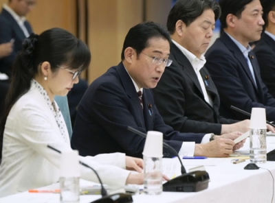 写真：「すべての女性が輝く社会づくり本部」などの会議であいさつする岸田首相（左から２人目）＝１１日午後、首相官邸