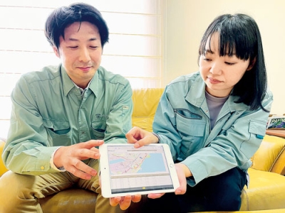 写真：登降園管理ＱＲシステムを開発した菊地取締役（右）と菊谷マネジャー