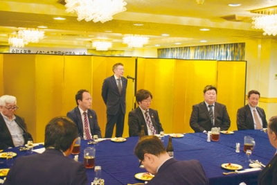 写真：「会の発展のため努めたい」とあいさつする永澤新会長