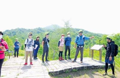 写真：有珠山の魅力などを紹介する小川さん（右から２人目）