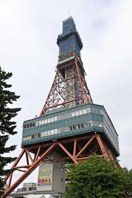 写真：運営会社が国の登録有形文化財に申請した「さっぽろテレビ塔」＝１４日午後、札幌市