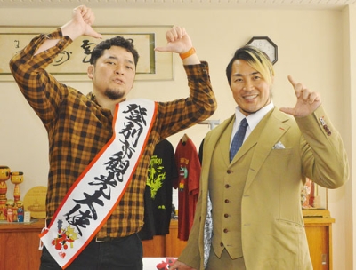 写真：登別大会をＰＲして決めポーズの棚橋社長（右）と矢野選手