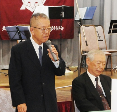 写真：新会長に就任してあいさつする川本さん（左）。右は前会長の渡邉さん