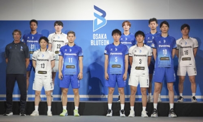 写真：名称を変更し、バレーボール男子ＳＶリーグに参戦する「大阪ブルテオン」。手前左から３人目は西田有志＝１１日、大阪市